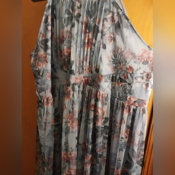 Woman's long dress - Picture 5 of 16